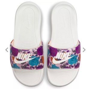 Like NEW! Nike Women's 8 Victori One Print Slides
